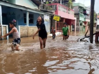 Air Sungai Ciliwung Meluap Usai Hujan Deras Mengguyur Hingga Membuat Permukiman Warga Terendam Banjir