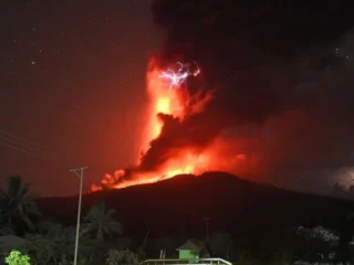 Gunung Lewotobi Kembali Mengeluarkan Dentuman Keras dan Erupsi