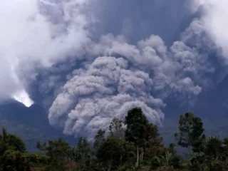 Gunung Marapi Sumbar Erupsi Minggu Pagi, Kolom Abu Setinggi 800 Meter