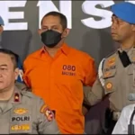 Eks Kapolres Ngada, AKBP Fajar Widyadharma Lukman Sumaatmaja (berbaju oranye) di Divisi Humas Polri