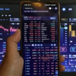 Investor melihat pergerakan IHSG