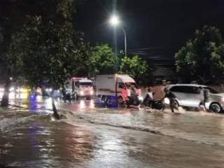 Puluhan Motor dan Mobil Mogok Usai Nekat Tembus Banjir di Cianjur