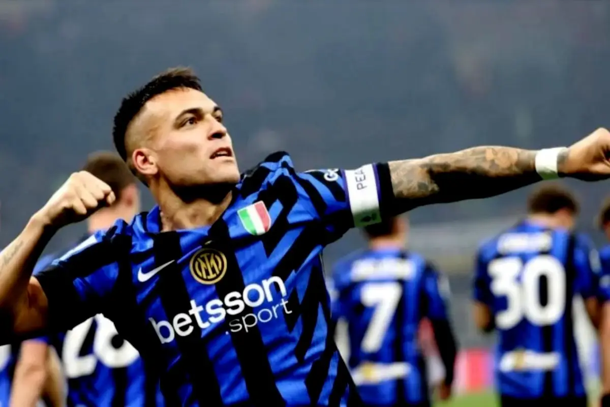 Lautaro Martinez selebrasi usai mencetak gol ke gawang Bayern Munich pada menit ke-37